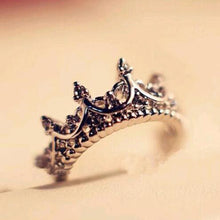 Load image into Gallery viewer, Dainty Crown Ring